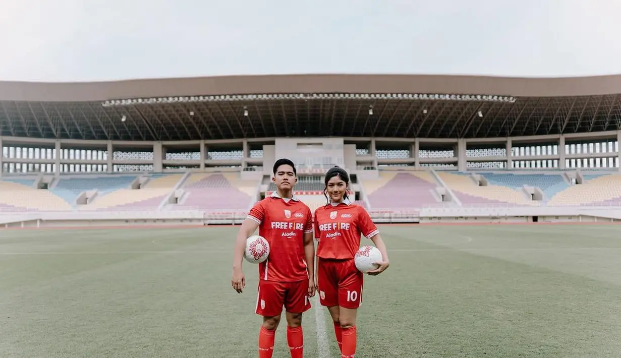 Pada baju kaesang tertulis nomor punggung 12 dengan nama Erina. Sebaliknya, Erina mengenakan jersey dengan nomor punggung 10 bernama Kaesang. @erinagudono.