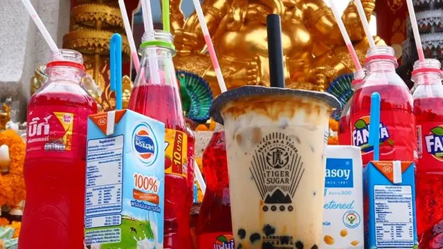 Unik, Di Kuil Ini Bubble Tea Jadi Persembahan Ketika Berdoa