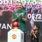 Legenda Manchester United, Ryan Giggs usai menekan bel tanda peluncuran kartu kredit Maybank yang berkolaborasi dengan Manchester United di Jakarta Convention Center (JCC), Senayan, Jakarta, Sabtu (18/5/2024). (Bola.com/M Iqbal Ichsan)
