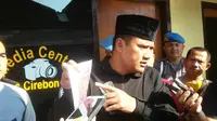 Aparat Polresta Cirebon menangkap 20 panitia kegiatan bedah buku yang diduga berbau SARA dan menyudutkan agama tertentu. (Liputan6.com/Panji Prayitno)