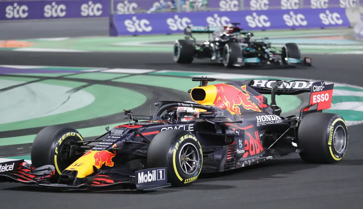 Pembalap Red Bull Max Verstappen beraksi di depan pembalap Mercedes Lewis Hamilton pada F1 GP Arab Saudi di Jeddah, Minggu, 5 Desember 2021. Kemenangan Lewis Hamilton membuatnya kini menyamai poin Max Verstappen di klasemen F1, yakni 369,5 poin. (AP Photo/Amr Nabil)