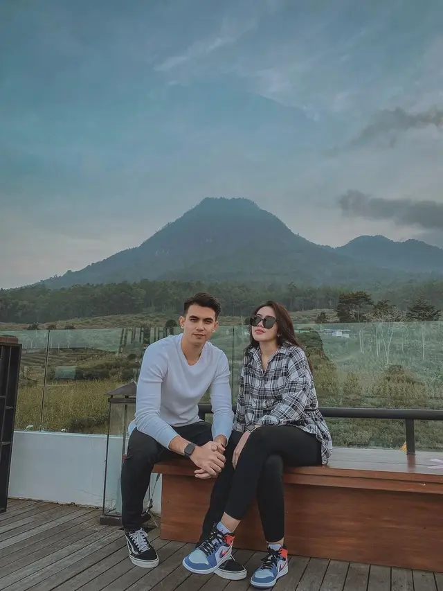 6 Potret Nadeo Argawinata, Kiper Timnas Indonesia dan Sang Istri yang Jarang Tersorot