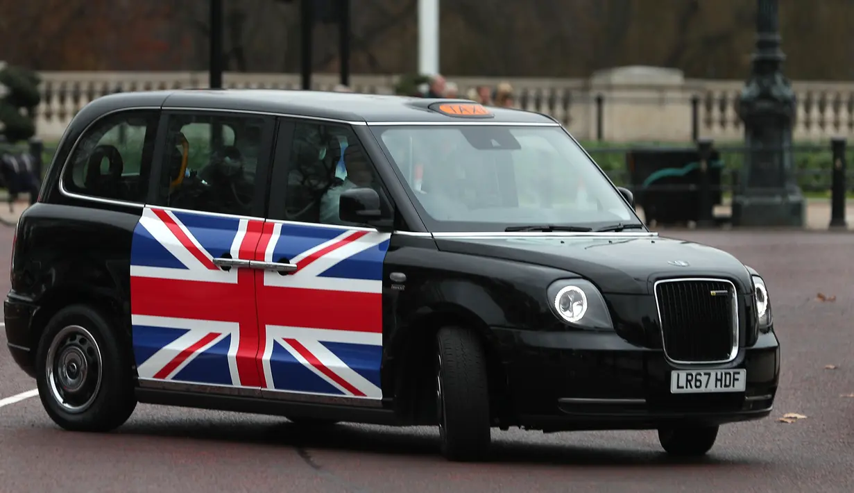 Taksi listrik, TX eCity diuji jalankan dekat Istana Buckingham di London, Inggris, Selasa (5/12). Mobil taksi listrik ini diklaim mampu berlari hingga 112 kilometer saat menggunakan tenaga listrik saja. (AFP PHOTO / Daniel LEAL-OLIVAS)