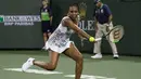 Venus Williams memukul bola saat melawan adiknya Serena Williams saat putaran ketiga turnamen tenis BNP Paribas Open Open di Indian Wells Tennis Garden, California (12/3). Venus Williams menang 6-3, 6-4 atas adiknya. (AP Photo/Crystal Chatham)