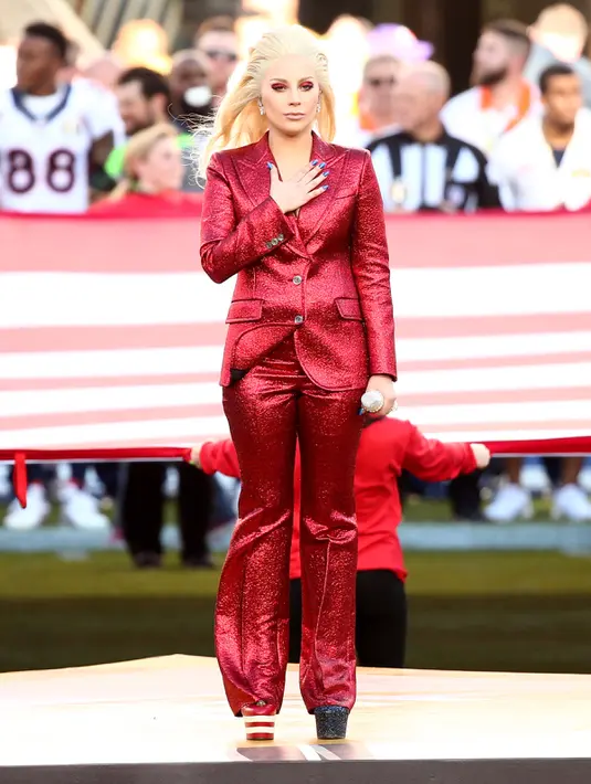 Penyanyi Lady Gaga saat membuka acara Super Bowl 50 di Santa Clara, California, Minggu (7/2). Pelantun lagu Judas itu mengenakan sepatu berwarna merah dengan bagian haknya berhiaskan merah-putih-biru seperti bendera AS (Christopher Polk/Getty Images /AFP)