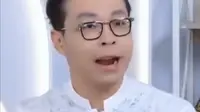 Dikabarkan Mualaf, Beredar Video dr Richard Lee Pakai Baju Koko dan Hapal Terjemahan Surat Al-Fatihah.&nbsp; foto: TikTok @antonio1107713
