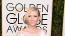 Aksesoris menjadi poin penting dalam setiap penampilan, tak lupa Cate Blanchett memakai anting-anting yang menggantung cantik di telinganya serta gelang penuh kilau yang membuat orang berhenti untuk memperhatikannya. (AFP/Bintang.com)