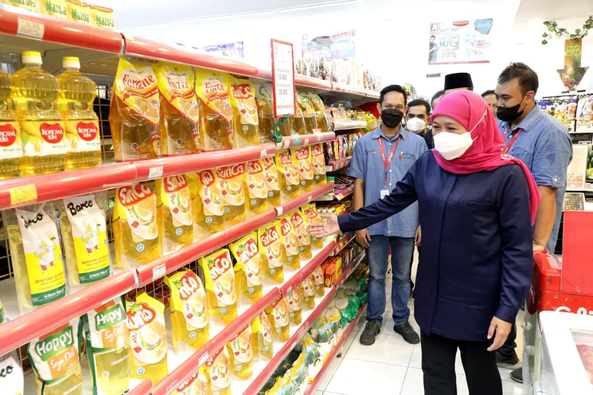 Gubernur Jawa Timur Khofifah mengecek ketersediaan minyak goreng di  toko ritel di Sidoarjo. (Dian Kurniawan/Liputan6.com)