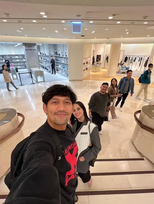 Dipadukan dengan kulot dan t-shirt hitam yang nampak cocok dengan oversized blazernya [@ririnekawati]