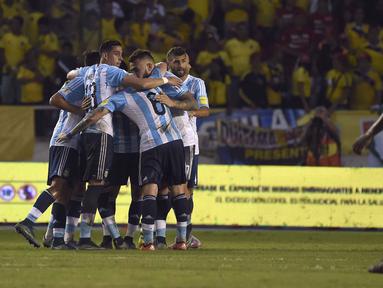 Para pemain Argentina merayakan gol ke gawang Kolombia pada kualifikasi Piala Dunia Russia 2018 zona CONMEBOL di  Stadion Metropolitano Roberto Melendez, Barranquilla, Rabu (18/11/2015) dini hari WIB. (AFP Photo/Luis Acosta)