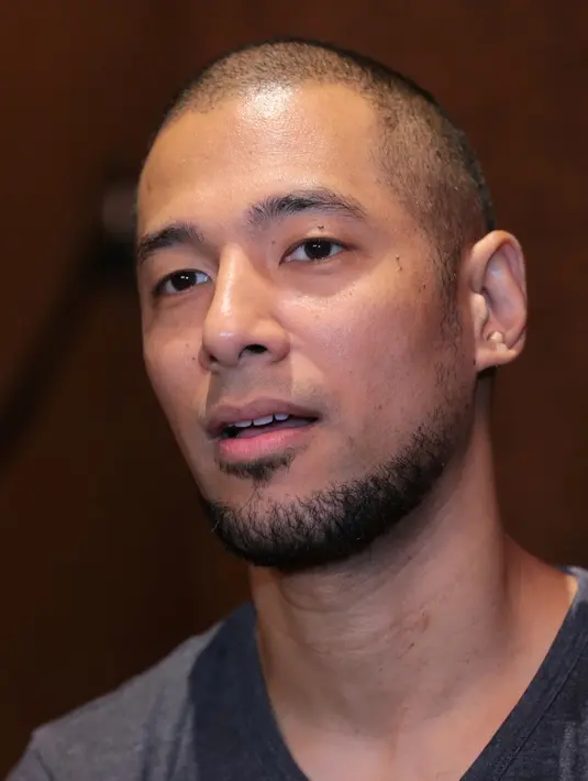 “Seneng banget saya pribadi diajak sama kakak-kakak dan orang tua saya ada di sini. Tidak mudah juga untuk menyatukan kami tapi akhirnya bisa bersatu. Saya bangga rumah saya dijadikan untuk memproduksi karya ini,” kata Marcell. (Adrian Putra/Bintang.com)