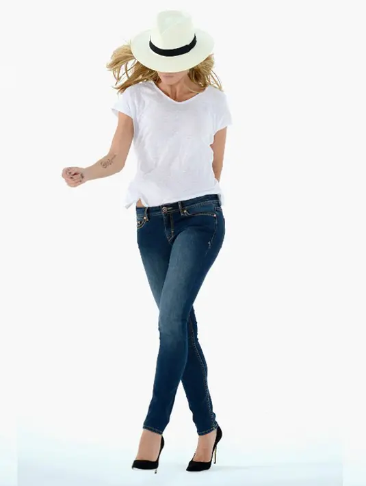 Skinny jeans atau celana jeans ketat dapat menekan syaraf dan mengganggu pencernaan. Octavio Bessa, internis dari Stamford, menuturkan, celana ketat dapat membuat perut tidak nyaman, mulas dan kembung. (Dimitrios Kambouris/Getty Images for Jordache/AFP)