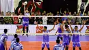 Tim Voli TNI AL saat bertanding melawan tim PBVAD pada final turnamen Danjen Kopassus Open Volleyball Tournament di GOR Nanggala, Jakarta. Minggu (08/4). Tim TNI AL memenangkan set keempat 25-19 atas tim PBVAD.  (Liputan6.com/Johan Tallo)
