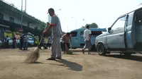 Petugas kebersihan mulai membersihkan lokasi bom Kampung Melayu. (Liputan6.com/Ahmad Romadoni)