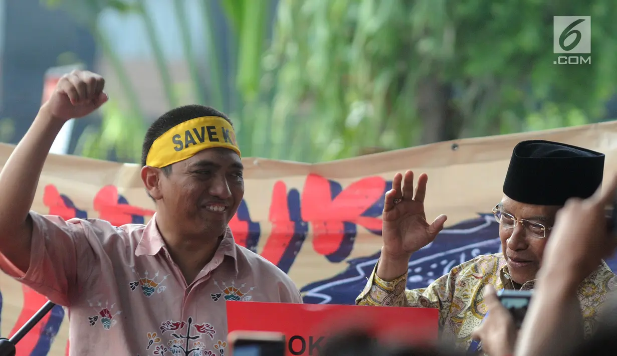 Ketum PBNU KH Said Aqil Siradj dan Ketua Wadah Pegawai KPK Yudi Purnomo Harahap saat pidato aksi dukung capim KPK bersih di Gedung KPK, Jumat (30/08/2019). Said Aqil Siradj mengharapkan agar Jokowi menghadiahi KPK dengan pimpinan yang tidak mempunyai latar belakang buruk. (merdeka.com/Dwi Narwoko)