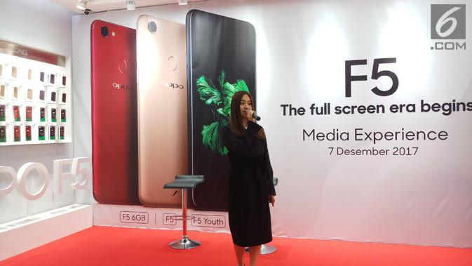 Marketing Director Oppo Indonesia, Alinna Wen, saat jumpa wartawa di Oppo Store Mall Emporiun Pluit, Kamis (7/12/2017). (Liputan6.com/ Agustin Setyo Wardani)