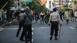 Sejumlah massa terlibat bentrok dengan aparat kepolisian di kawasan Pejompongan, Jakarta, Rabu (7/10/2020). Belum bisa dipastikan apakah aksi tersebut berkaitan dengan isu aksi penolakan pengesahan UU Omnibus Law Cipta Kerja. (Liputan6.com/Faizal Fanani)