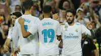 Para pemain Real Madrid merayakan gol yang dicetak oleh Isco ke gawang Espanyol pada laga La Liga Spanyol, Minggu (1/10/2017). Real Madrid menang 2-0 atas  Espanyol. (AP/Paul White)