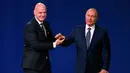 Presiden FIFA Gianni Infantino (kiri) dan Presiden Rusia Vladimir Putin (kanan) berjabat tangan di kongres FIFA untuk mencari tuan rumah Piala Dunia 2026 di Moskow, Rusia, Rabu (13/6). (AP Photo/Alexander Zemlianichenko)