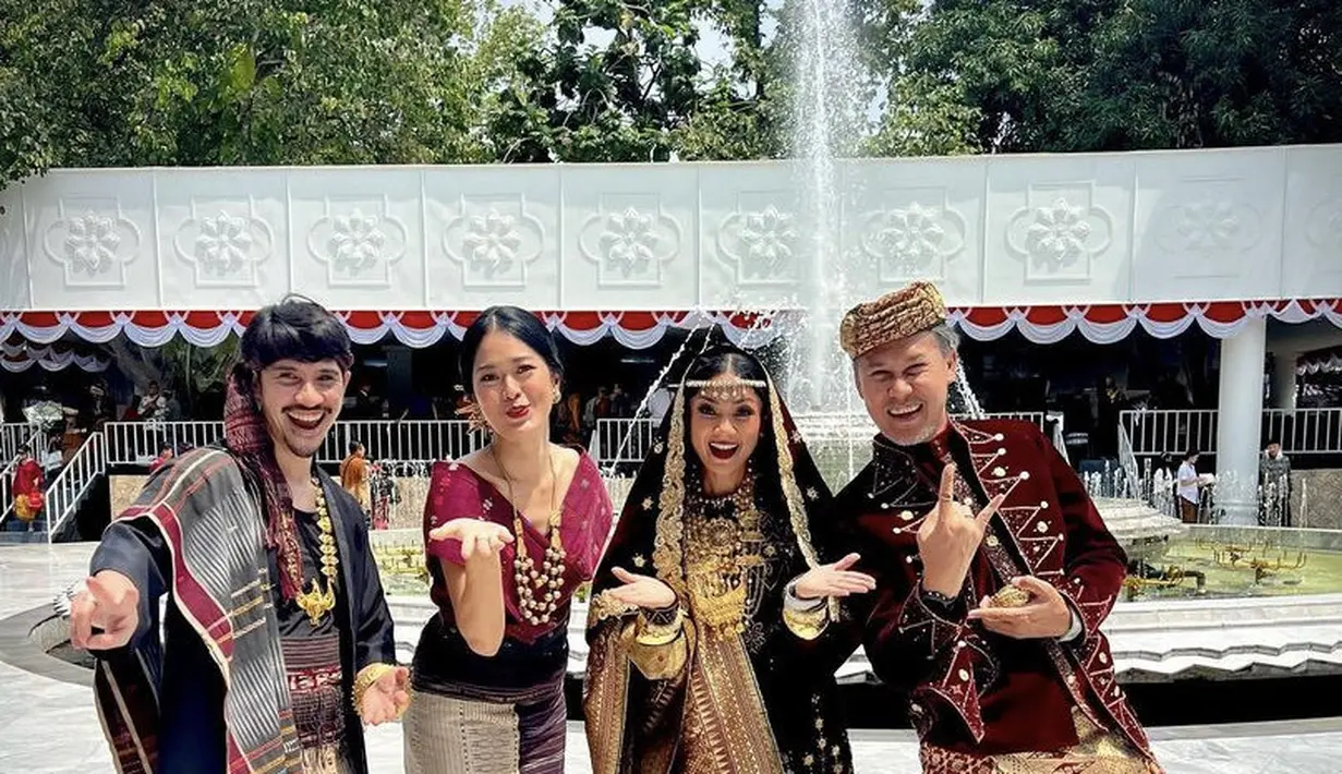 Prisia Nasution tampil dengan songket yang dibuat atasan off shoulder dan roknya. Lengkap mengenakan kalung sebagai aksesori. [Instagram/@nirinazubir_]