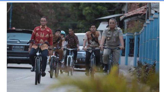 Cek Fakta Liputan6.com menelusuri klaim foto Anies bersepeda lepas tangan di jalan tol