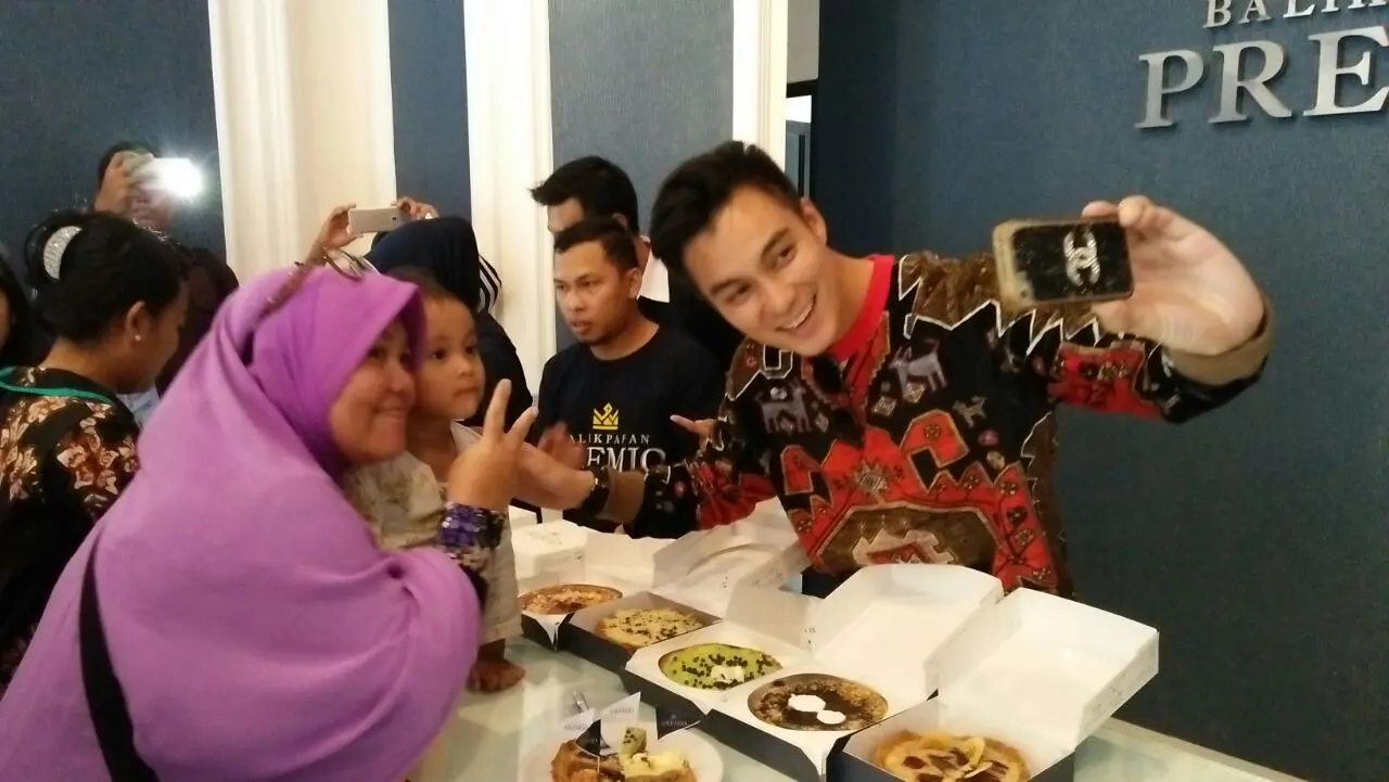 Baim Wong swafoto di depan gerai oleh-olehnya