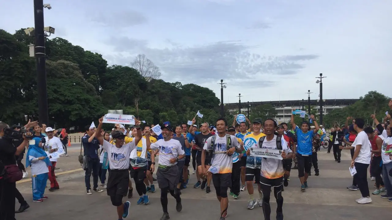 Empat pelari dari Bali yang mengkampanyekan antinarkoba untuk generasi muda Indonesia berhasil tiba di Gelora Bung Karno (GBK) Senayan, Jakarta. (Liputan6.com/Nanda Perdana Putra)