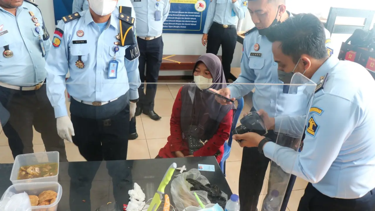 Wanita asal Nganjuk diamankan petugas karena mengirimkan soto ayam berisi sabu ke dalam lapas Madiun. (Dian Kurniawan/Liputan6.com)