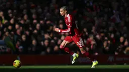 Hugo Ekitike menjadi pemain yang tampil menawan pada laga tersebut. Ia menjadi keran gol The Reds sekaligus mencatatkan assist untuk gol Alexis Mac Allister pada menit ke-43. (AFP/Paul Ellis)