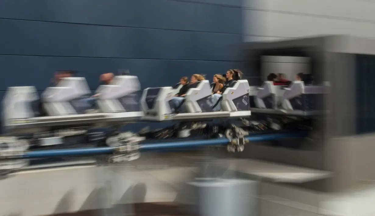 Pengunjung menaiki roller coaster (Objectif Mars) di taman hiburan Futuroscope, Chasseneuil-du-Poitou, Prancis, 19 Agustus 2022. Objectif Mars menggabungkan elemen perjalanan gelap dan teknologi pendidikan untuk mensimulasikan sesi pelatihan dan misi yang berani ke Mars. (GUILLAUME SOUVANT/AFP)