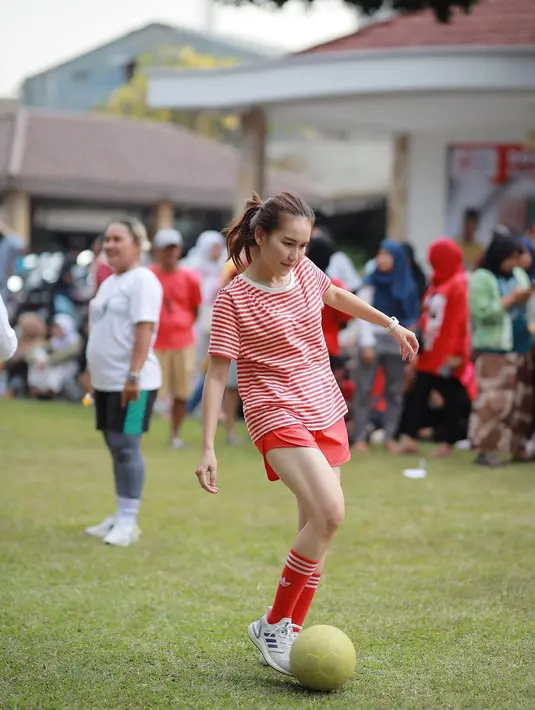 Disela-sela kesibukannya, perempuan seorang anak itu masih mengikuti kegiatan warga. Penampilan pelantun lagu Sambalado itu saat ikut memeriahkan HUT RI ke-78 main sepak bola bersama ibu-ibu. [Instagram/@ayutingting92]
