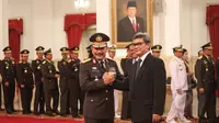 Kapolri Jenderal Pol. Badrodin Haiti (kiri) bersalaman bersama Plt Wakil Ketua KPK Johan Budi usai pengucapan sumpah jabatan di Istana Negara, Jakarta, Jumat (17/4/2015). (Liputan6.com/Faizal Fanani)