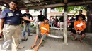 Dua tersangka kasus perampokan disertai penyanderaan memeragakan adegan pertemuan jelang melakukan aksinya di Jalan Metro Hijau IX, Jakarta, Selasa (13/9). 60 adegan reka ulang kejadian diperagakan tersangka. (Liputan6.com/Helmi Fithriansyah)