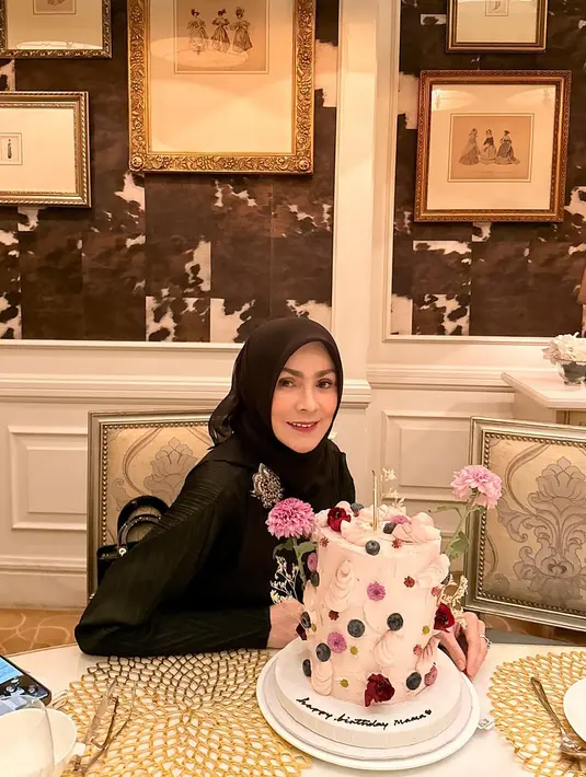 Keakraban dan kebahagiaan yang terpancar dalam perayaan ini menjadi bukti eratnya hubungan keluarga mereka. Sosok Linda yang tetap mempesona di usianya kini pun tak lepas dari perhatian. Tak heran jika ibu tiga anak ini kerap disebut memiliki pesona awet muda yang membuatnya tetap bersinar di setiap momen berharga. (Liputan6.com/IG/@linda_darmawan03)