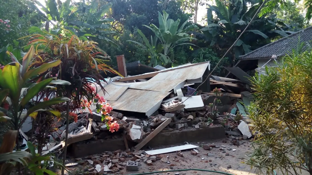 Bangunan rumah roboh