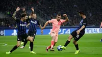 Bek Barcelona, Jordi Alba berusaha melewati para pemain Inter Milan saat bertanding pada grup B Liga Champions di Giuseppe Meazza, Italia (6/11). Inter imbang dengan Barcelona 1-1. (AP Photo/Luca Bruno)