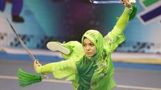 Atlet Wushu asal Turki, Elif Akyuz saat beraksi, pada Kejuaraan Dunia Wushu 2015 di Istora Senayan, Jakarta, Minggu(15/11/2015). (Bola.com/Nicklas Hanoatubun)