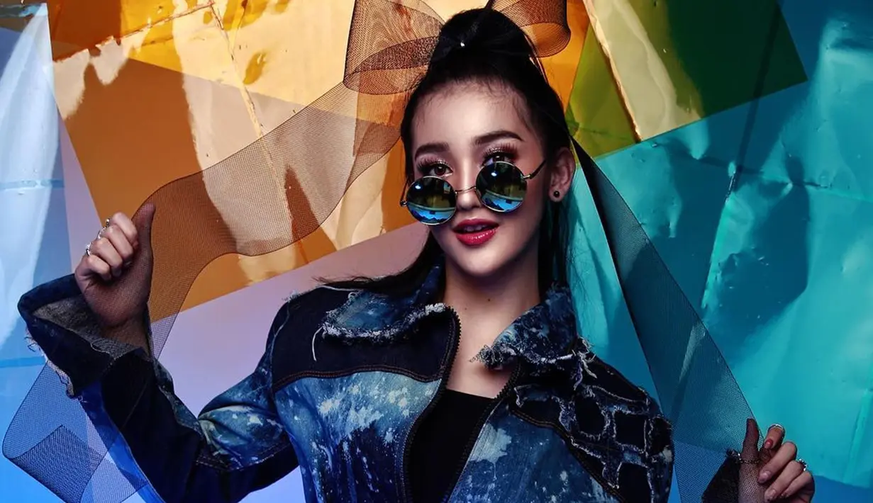 Dalam sebuah pemotretan menggunakan jaket denim, penampilan pemain Heart Series ini sukses curi perhatian. Kacamata bulat yang digunakan pun seolah menjadi poin utama dalam pemotretan tersebut. (Liputan6.com/IG/@rantymaria)