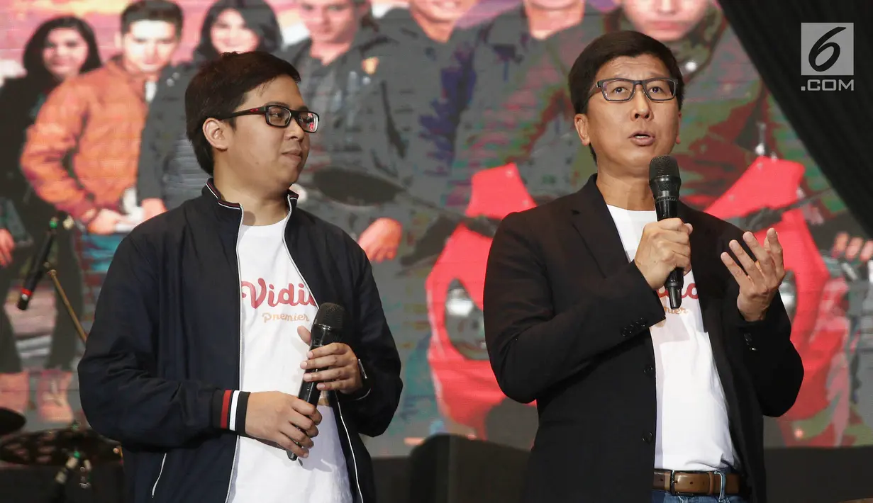 VP Product PT. Kreatif Media Karya, Hadikusuma Wahab (kiri) bersama Sutanto Hartono selaku Direktur Utama Vidio.com saat Launching Vidio Premier pada acara Vidio Fair 2.0 di Gandaria City, Jakarta, Sabtu (3/11). (Liputan6.com/Herman Zakharia)