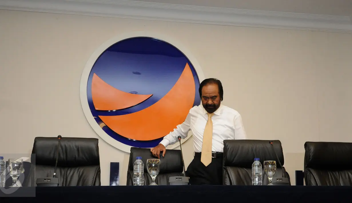 Ketua Partai Nasdem, Surya Paloh bersiap mengadakan jumpa pers usai pengunduran Patrice Rio Capella di Kantor DPP Partai Nasdem, Jakarta, Kamis (15/10). Rio Capella mengundurkan diri usai ditetapkan tersangka oleh KPK. (Liputan6.com/Helmi Fithriansyah)