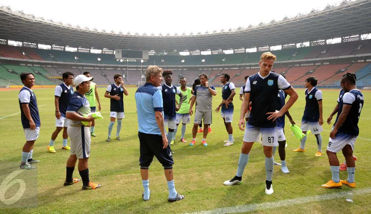 Pelatih Persela, Stefan Hansson memberi arahan saat latihan di Stadion GBK Jakarta, Kamis (12/5/2016). Persija menjamu Persela pada lanjutan Torabika Soccer Championship presented by IM3 Ooredoo, (13/5). (Liputan6.com/Helmi Fithriansyah)
