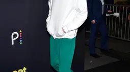 Pete Davidson menghadiri pemutaran perdana film 'Meet Cute' di Manhattan West Plaza, New York, Amerika Serikat, 20 September 2022. Pete mengenakan sweater putih saat menghadiri acara tersebut. (Photo by Evan Agostini/Invision/AP)