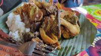 Penampakan salah satu menu sajian Warung Kolesterol Cirebon. Foto (Liputan6.com / Panji Prayitno)
