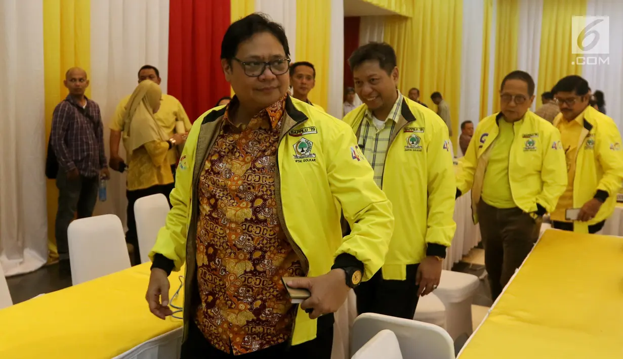Ketum Partai Golkar Airlangga Hartarto usai memantau Aplikasi Android SaksiKu untuk Saksi Partai Golkar di TPS pada Pemilu 2019 di Jakarta, Selasa (16/4). Aplikasi Saksiku tersebut untuk meminimalisir kecurangan dan mensukseskan pemilu 2019 pada besok Rabu 17 April 2019. (Liputan6.com/Johan Tallo)