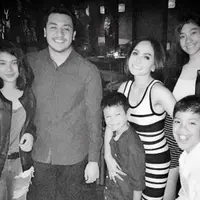 Yuni Shara dan Chiko Hakim makan malam bersama didampingi anak-anaknya (Instagram/@yunishara36)