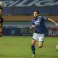 Pemain PSM Makassar, Sutanto Tan (kiri) menguasai bola dibayangi pemain Persib Bandung, Marc Klok dalam laga pekan ke-6 BRI Liga 1 2021/2022 di Stadion Wibawa Mukti, Cikarang, Sabtu (02/10/2021) WIB. Kedua tim bermain imbang 1-1. (Bola.com/Bagaskara Lazua