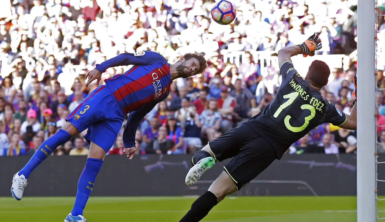 Bek FC Barcelona, Gerard Pique (kiri) berusaha menyundul bola ke gawang Villarreal pada lanjutan La Liga pekan ke-36 di Camp Nou stadium, Barcelona (6/5/2017). Barcelona menang 4-1. (AP/Manu Fernandez)