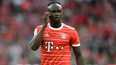 Sebagai salah satu tim elite di Eropa, Bayern Munchen kerap disinggahi para pemain haus gol dari musim ke musim. Tercatat ada beberapa pemain yang mampu tampil tajam dengan mencetak banyak gol bersama Bayern Munchen di musim pertamanya. Musim 2022/2023 ini Munchen kedatangan Sadio Mane yang sebelumnya berseragam Liverpool untuk menggantikan peran Robert Lewandowski yang hijrah ke Barcelona. Mampukah Mane yang kini sudah mengemas 5 gol dari 9 laga bergabung dengan deretan 5 pemain berikut yang mampu mencetak banyak gol di musim pertamanya? (AFP/Christof Stache)