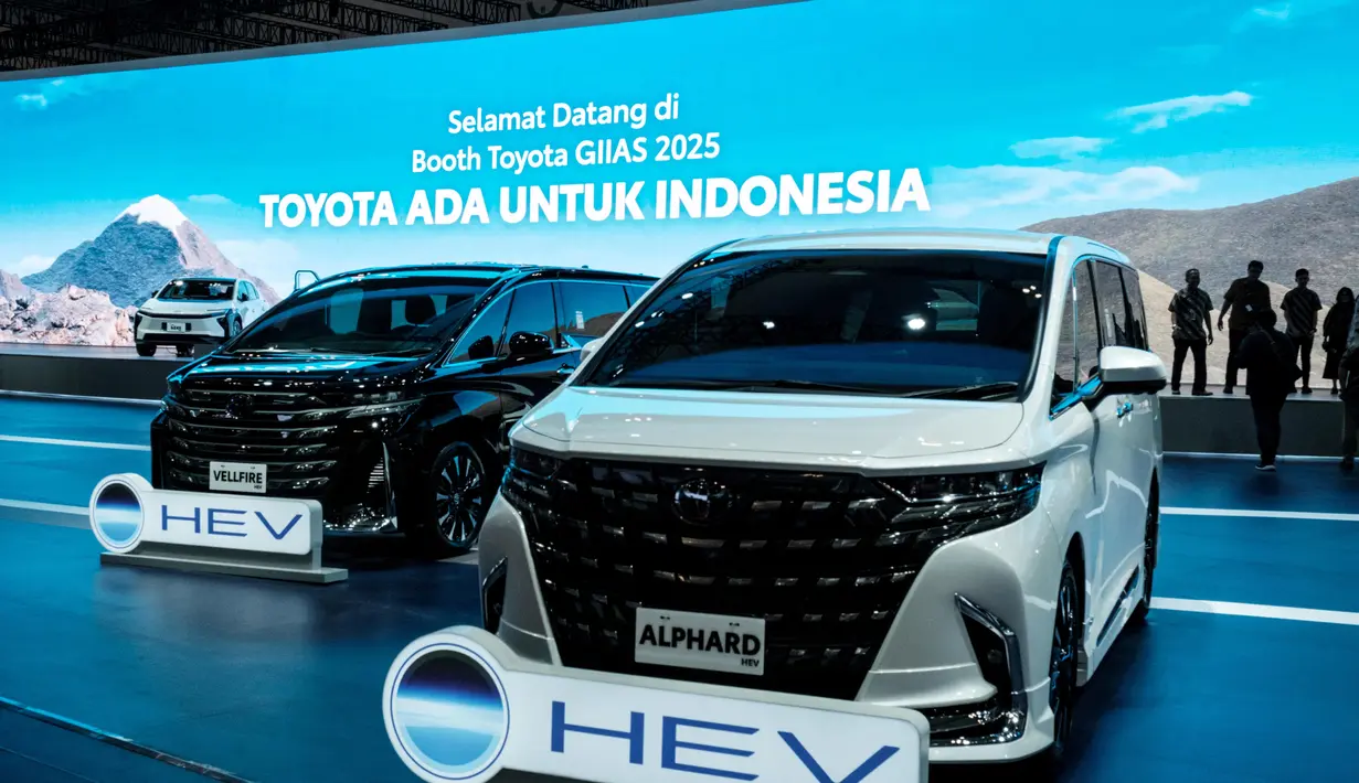 Beragam jenis atau series kendaraan listrik, mulai dari motor, mobil, kendaraan komersil seperti pick up hingga bus, yang berteknologi listrik dihadirkan dalam pameran yang akan berlangsung hingga 3 Agustus 2025 ini. Tampak dalam foto, Toyota Alphard HEV (R) dan Vellfire HEV yang dipamerkan dalam ajang Gaikindo Indonesia International Auto Show (GIIAS) ke-32 di Indonesia Convention Exhibition (ICE), Tangerang, Banten, 23 Juli 2025. (Yasuyoshi CHIBA/AFP)