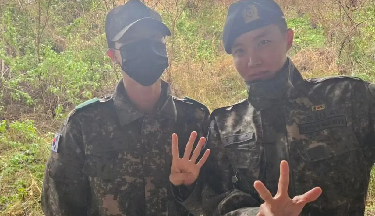 <p>Dalam unggahan terbaru Jin di Instagram, ia mengunggah dua foto terkini. Potret pertama, ia berpose bersama J-Hope dengan pakaian militer. &ldquo;Sersan Kopral (sedang cuti),&rdquo; begitu captionnya. (Foto: Instagram/ jin)</p>